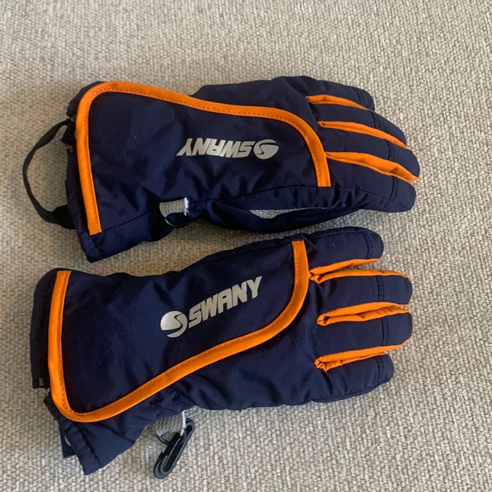 Children’s winter/ ski gloves. Size tots M (3-4) Brand Swany